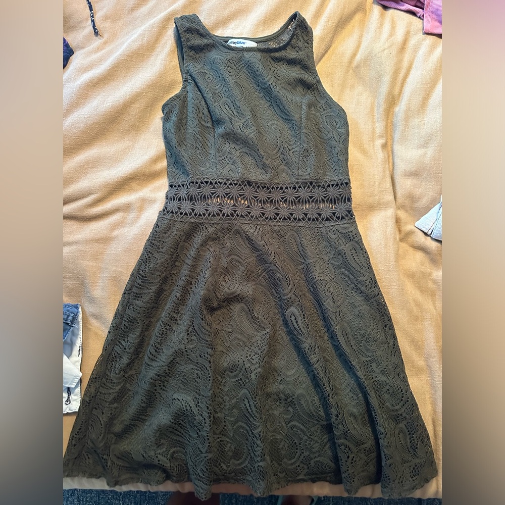 Embroidered daisy waist dress. Bailey blue size large